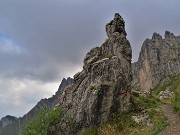 67 Guglia solitaria sul sent. 501 con vista sui Torrioni d'Alben